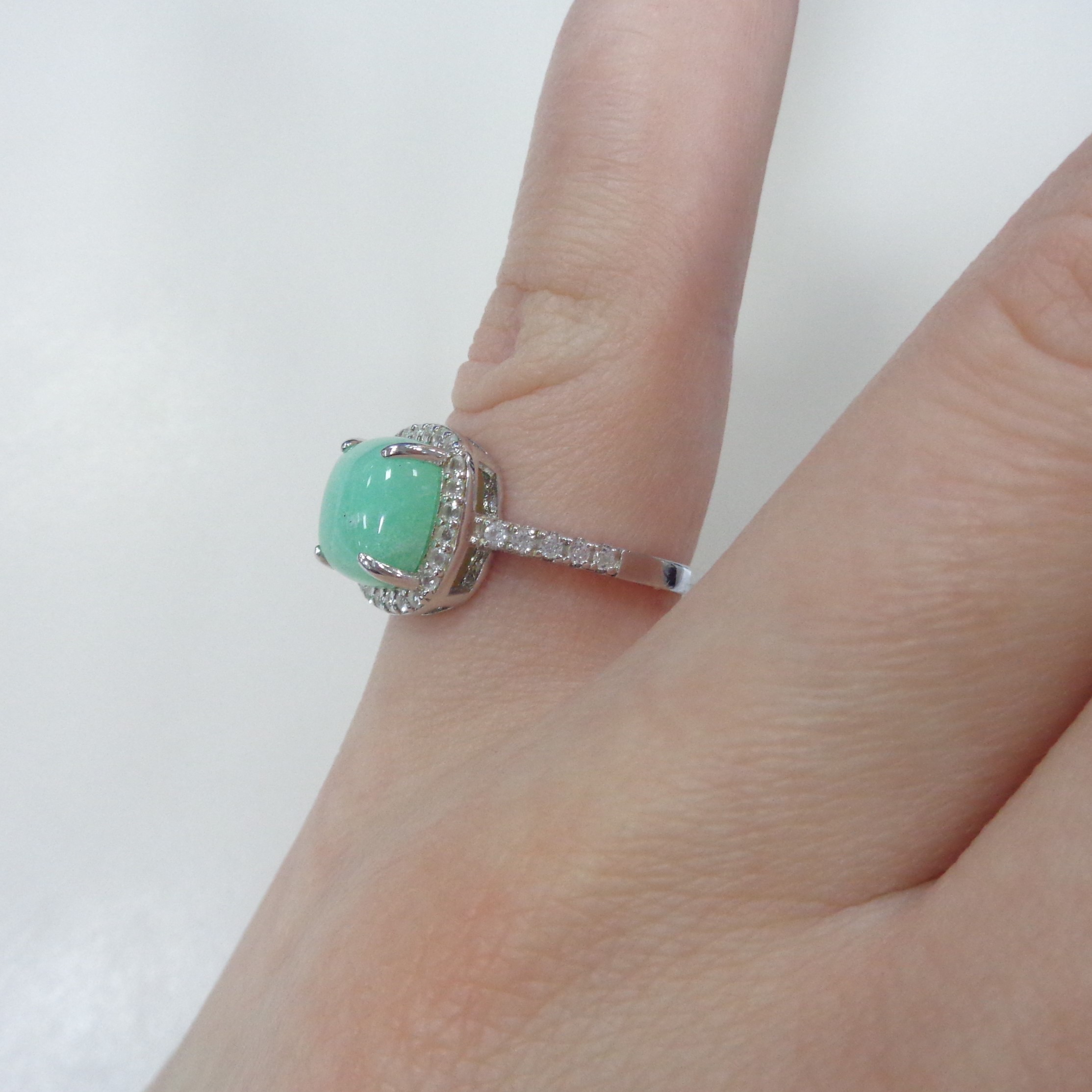 Серебряное кольцо с зеленым халцедоном